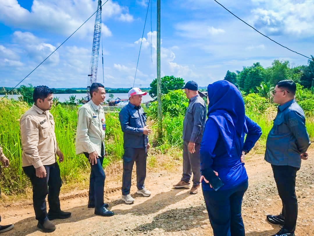 SIDAK MONITORING PIMPINAN DPRD KAB. KUKAR, TINJAU LANGSUNG KONDISI JALAN PENGHUBUNG DESA SELERONG MENUJU DESA RANTAU HEMPANG