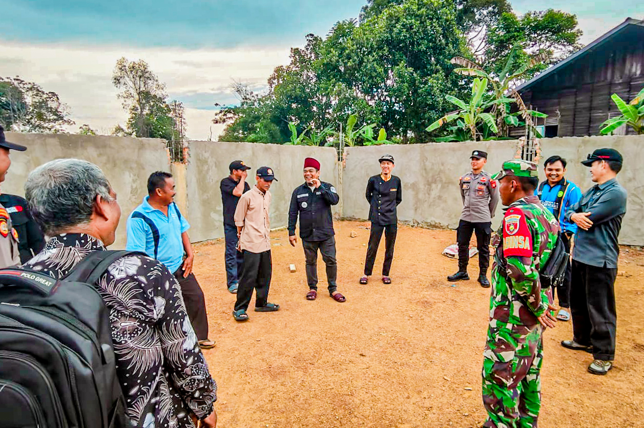 CAMAT SEBULU LAKUKAN PENINJAUAN LANGSUNG PROGRES PEMBANGUNAN KDMP SELERONG