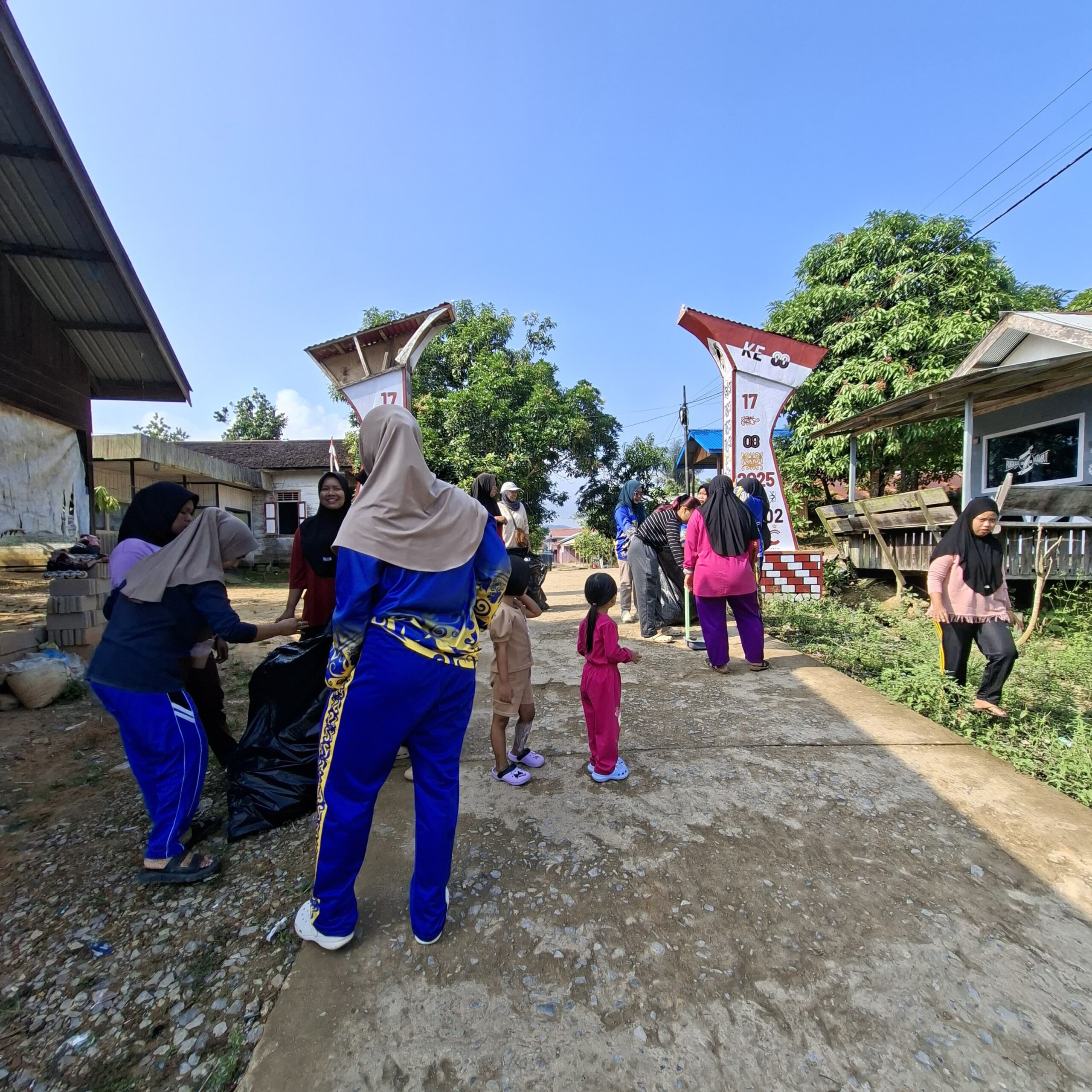MELALUI GOTONG ROYONG, PEMDES SELERONG AJAK WARGA UNTUK SELALU JAGA KEBERSIHAN LINGKUNGAN