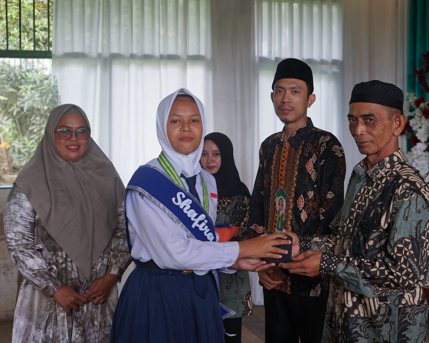 SEKDES SELERONG HADIRI ACARA PERPISAHAN DAN PELEPASAN SISWA KELAS IX MTS BAITURRAHMAN SELERONG
