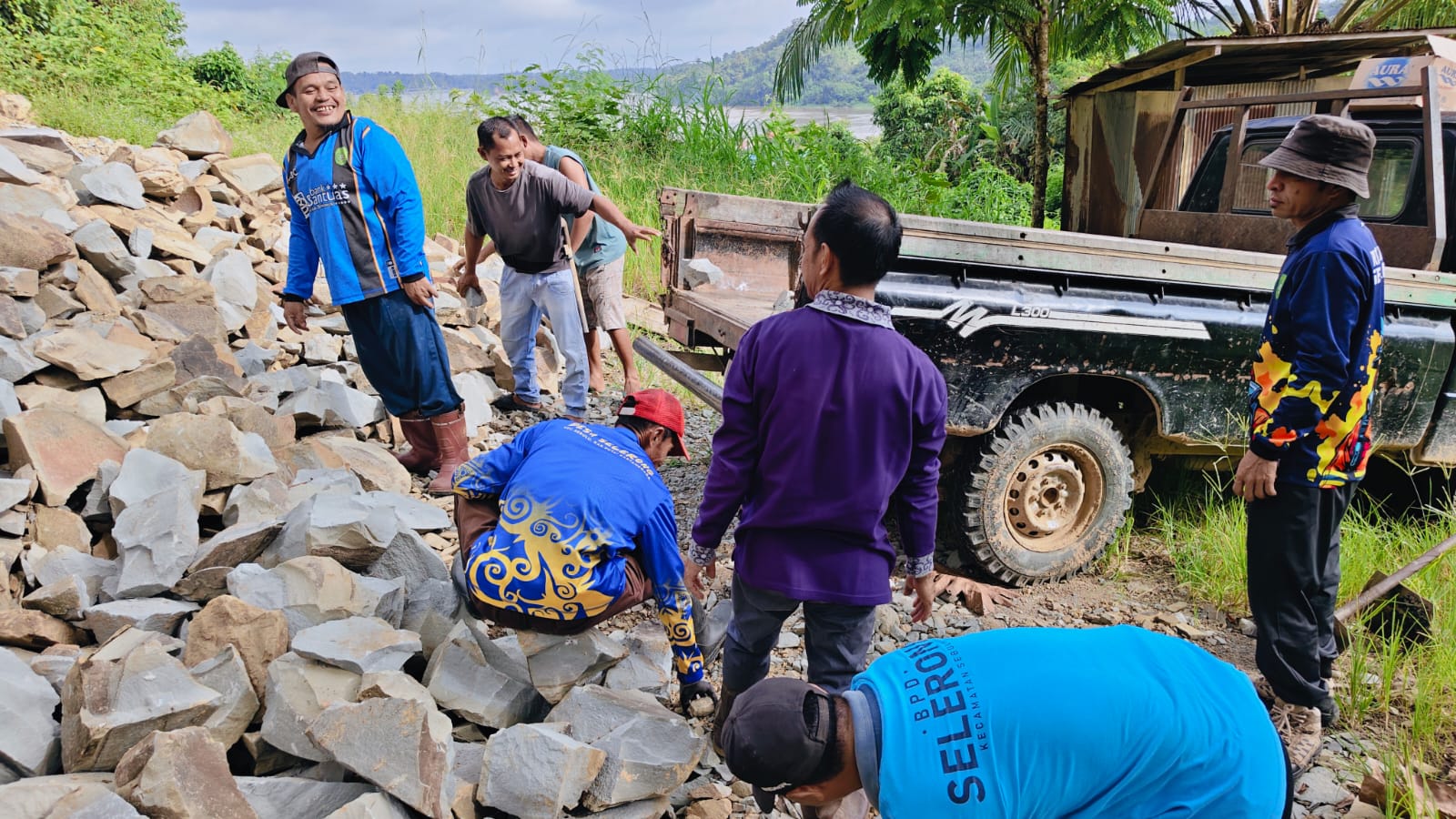 PERBAIKI JALAN DESA, PEMDES SELERONG KEMBALI GAUNGKAN GOTONG ROYONG JUM’AT BERSIH BULAN JUNI 2026